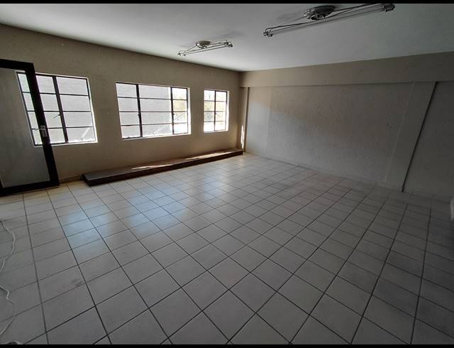 342M² WAREHOUSE TO LET IN POMONA